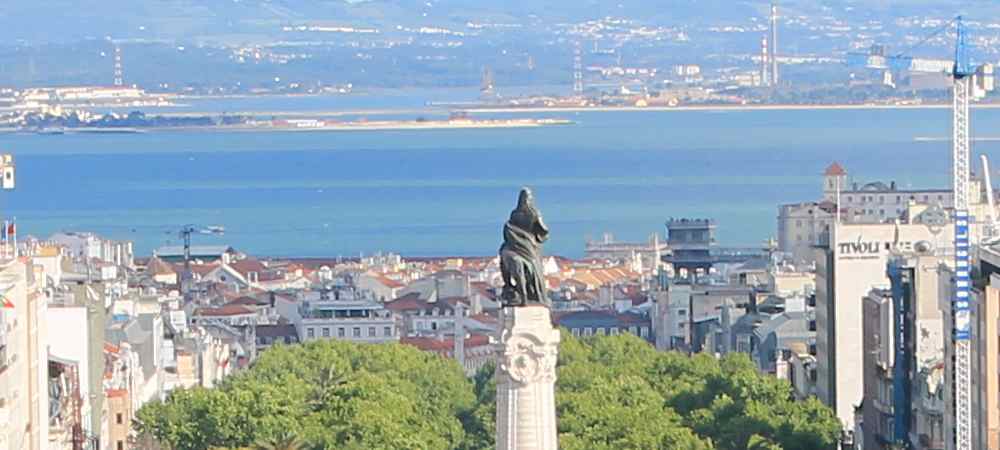 Vista do Rio Tejo formando um estuário em Lisboa Vista do Rio Tejo formando um estuário em Lisboa